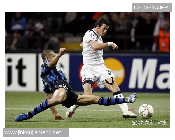 足球明星化身大巴司机带你领略不一样的赛场风采与激情之旅